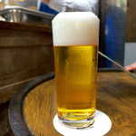 ビールスタンド重富 - 三度つぎ（￥550）。注ぐのに、なんと4分掛かる。多めに泡を作り、二度目に注ぎ入れたところで古い泡をカット、それをもう一度繰り返す