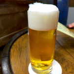 ビールスタンド重富 - 二度つぎ（￥550）。最初に注いだあと、しばらく時間を置き、その上に新しいビールを注ぐ