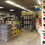 ビールスタンド重富 - 倉庫をのぞいてみると、そのまんま「酒屋さん」でした。ビールはアサヒ一色で揃える