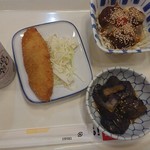 箕面小野原食堂 - 発泡酒、肉団子甘酢、白身魚フライ、ナスの揚げ浸しで総額588円(税込み)