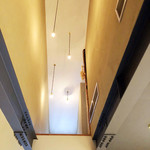 LURRA° - カウンターの頭上は町家の火袋をいかした構造(2019.7月)