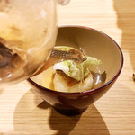 LURRA° -  燻製ハモの骨出汁を注入