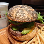 KUA`AINA - ...「厚切りチェダーアボカドバーガー・セット（1493円）」、何回行っても満足★