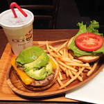 KUA`AINA - ...「厚切りチェダーアボカドバーガー・セット（1493円）」、BGMのMartin Pahinui「Hanohano Hawaii」を聴きながら☆彡