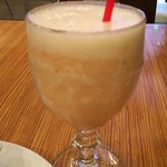 ミキ フルーツ カフェ - マンゴーとサクランボドリンク