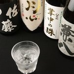 はは川 - 特選焼酎も豊富にご用意。  特選焼酎も豊富にご用意しております。今宵、旨い焼酎に旨い肴で、大切な方とかけがえの無いひと時を・・。