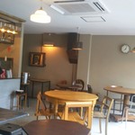 東京豆漿生活 - 店内はこんな感じ…
      アンティーク調の家具と思われるテーブルと椅子
      4人掛け､2人席…色んな種類があります