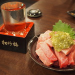 豪快 立ち寿司 - 冷酒（豪快樽酒） ＆ トロぶつ切り