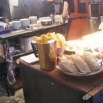 東京豆漿生活 - 注文カウンターに近付いてきました(*´艸｀)
      前回スッカラカンで頼めなかった台湾パンが沢山あります！