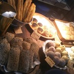 東京豆漿生活 - こんな感じです✧＼\ ٩( 'ω' )و /／✧
      手前の丸っこいのは甘めの台湾パンで
      奥の丸っこいのがお惣菜系台湾パンです