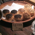 東京豆漿生活 - 台湾パンの
      黒ごま:大根入250円(別)
      白黒ごま:韮､卵､春雨入250円(別)