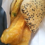 東京豆漿生活 - 台湾式サンドの様な…？
      開いた焼餅(ｼｬｵﾋﾟﾝ:中華式焼きパン)180円の間に葱卵100円と油条180円を挟んだもの『焼餅油條』合計460円