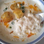 東京豆漿生活 - 前回食べて衝撃受けた豆乳スープ450円
      お豆腐を崩しておぼろ豆腐の様にして食べます
      ふわふわです