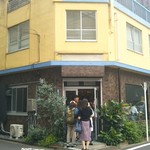 東京豆漿生活 - 遠目から見たお店…(帰り際)
      一見普通の建物ですが…美味しい台湾朝食が頂けます｡帰る時まだ外まで行列出来てました