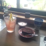 カフェ月星 - 食後のデザートとドリンク。プリンはお気に入りです。