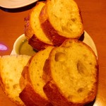 すしやあづまニカイ - お通し的なパン。お代わりできます