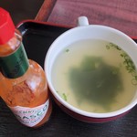 純喫茶 美濃里 - タバスコ、わかめスープ。
