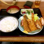十八番 - お昼のフライ盛り合わせ定食。¥800。