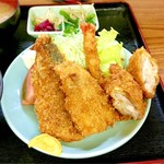 十八番 - お昼のフライ盛り合わせ定食。¥800。