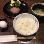 銀座 煙事 - こんな感じ。 仙台牛燻製ハンバーグ(たまごかけごはん・スープ・サラダ付き)と有ったがコレでサラダと読んだら寂しいぞ。