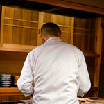 東麻布 天本 - 頼もしい背中