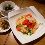 鼎泰豊 - トマト麺涼判拌麺セット　お皿の淵の汁が気になる～