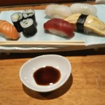 寿し芳 - 寿司５貫、かっぱ巻き後で３つ来ます。