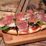 PULPO - 生ハムとサラダのコカ（カタルーニャ式ピザ）。