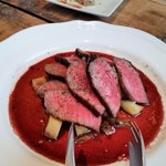 PULPO -  黒毛和牛もも肉のビステッカ 赤ワインソース。肉もソースも最高です。