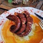 PULPO - タコのグリルとマッシュポテト ガリシア風。このナイフ、ラギオールですね。