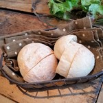 PULPO - パン。アヒージョのオイルに浸して食べました。