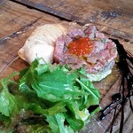 PULPO - カツオとアボカドのタルタル（パン付き）。よーく見て下さい。透明なお皿で供されています。