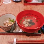 魚食堂 きてれつ - お通し(しじみのお吸い物、キノコとホウレン草のお浸し)