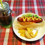 CAFE CAL SMILEY DOGS - テキサスＢＩＧドッグ・ケチャップ＆マスタード Small SIZE（500円）、ドリンクセット・アイスコーヒー（＋150円）