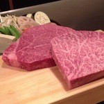 神戸牛ステーキ Ishida. - 見よ！このうまそーなお肉。手前がロース、奥がヘレ。
