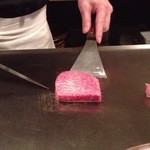 神戸牛ステーキ Ishida. - 目の前の鉄板で手際よくジュージュー