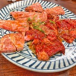 上カルビ（写真奥）、ハラミ（写真手前）