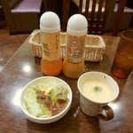 おむらいす亭 - セットのサラダとコーンスープ