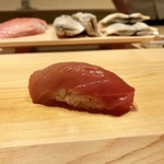 すが弥 - お腹のまぐろ。脂のノリと赤みの旨みのバランスがいい