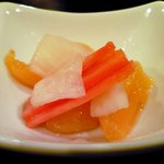 東麻布 逢坂  - <'12/01/11撮影>鯛茶づけ 1000円 の杏子の甘煮と大根の甘酢漬け