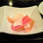 東麻布 逢坂  - <'12/01/11撮影>鯛茶づけ 1000円 の杏子の甘煮と大根の甘酢漬け