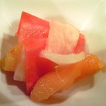 東麻布 逢坂  - <'12/01/11撮影>鯛茶づけ 1000円 の杏子の甘煮と大根の甘酢漬け