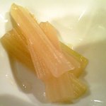 東麻布 逢坂  - <'12/01/11撮影>鯛茶づけ 1000円 のセロリの漬物
