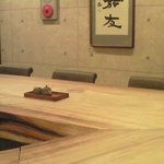 東麻布 逢坂  - 【'10/12/6撮影】店内のカウンター席の風景です