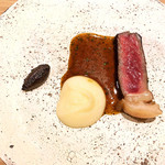 LURRA° - ドライエイジ和牛 発酵ポテトと黒にんにくペースト 牛の骨髄 スモークバターのソース