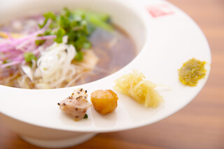 RAMEN FACTORY TORISETSU - 丼の縁のトッピング【鶏醤油ラーメン】