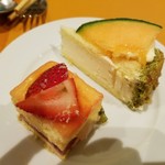 ムフタール ドゥ パリ   - メロンケーキはビミョーでした。もう１つのケーキはカスタードで美味しかった♪