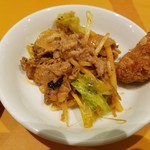 ムフタール ドゥ パリ   - 牛肉炒めと、メンチカツ。メンチカツはイマイチ。