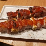 築地まる武食堂 - 奥　豚カシラのおっきな串焼き　手前　豚バラのおっきな串焼き