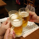 おてちきや - かんぱーい
      
      最初の一口を飲んだからビールが減ってますね